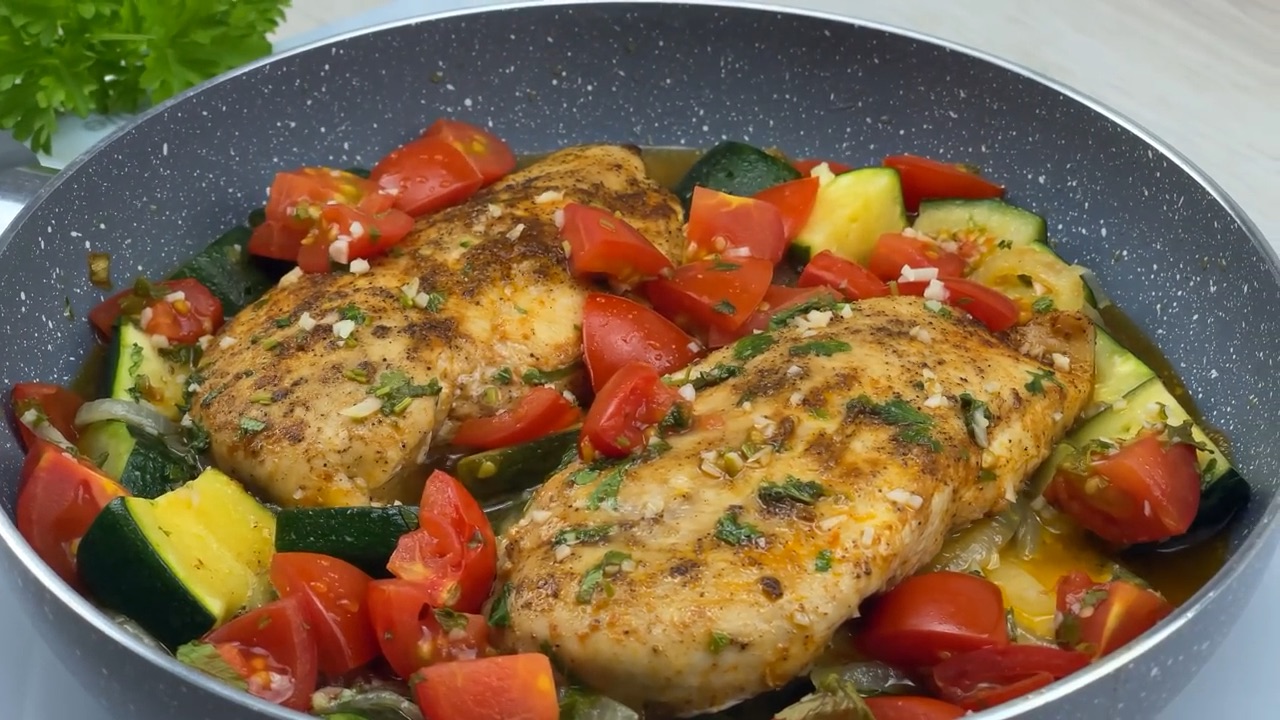 Куриное филе запеченное в духовке. Куриное филе запеченное с помидорами и сыром. Сочное куриное филе в духовке. Куриные грудки быстро и сочно. Сочная куриная грудка.