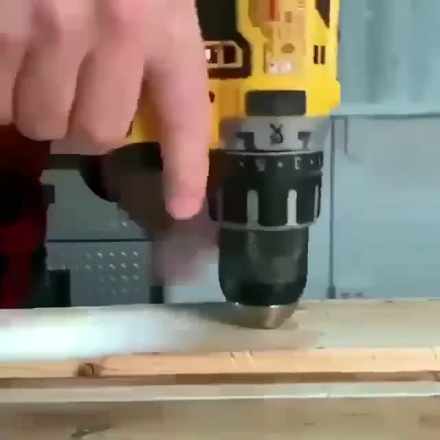 Выкрутить саморез. Винт с сорванной резьбой. Высверлить шуруп. Открутить шуруп. Выкрутить сломанный саморез.