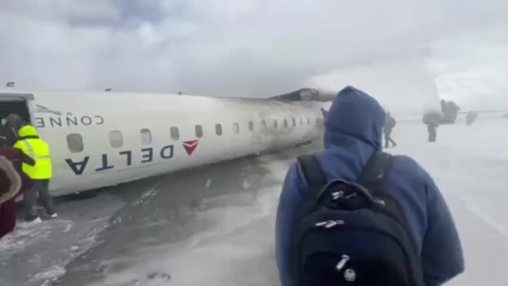 Кадры из крушения самолета в актау В аэропорту Торонто самолет Delta Airlines перевернулся при посадке, пострадали 