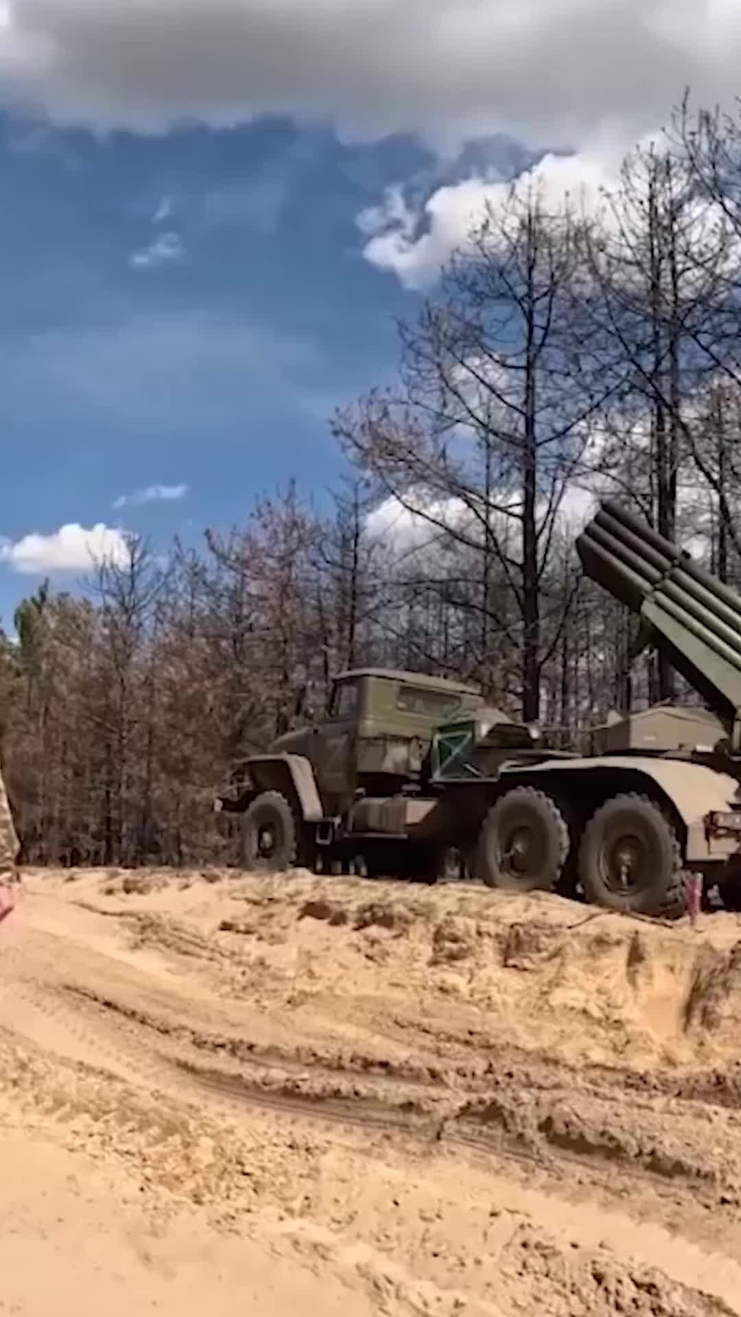 Пятый канал - новости и видео | Армия России: расчеты «Градов» громят  противника на правом берегу Днепра | Дзен