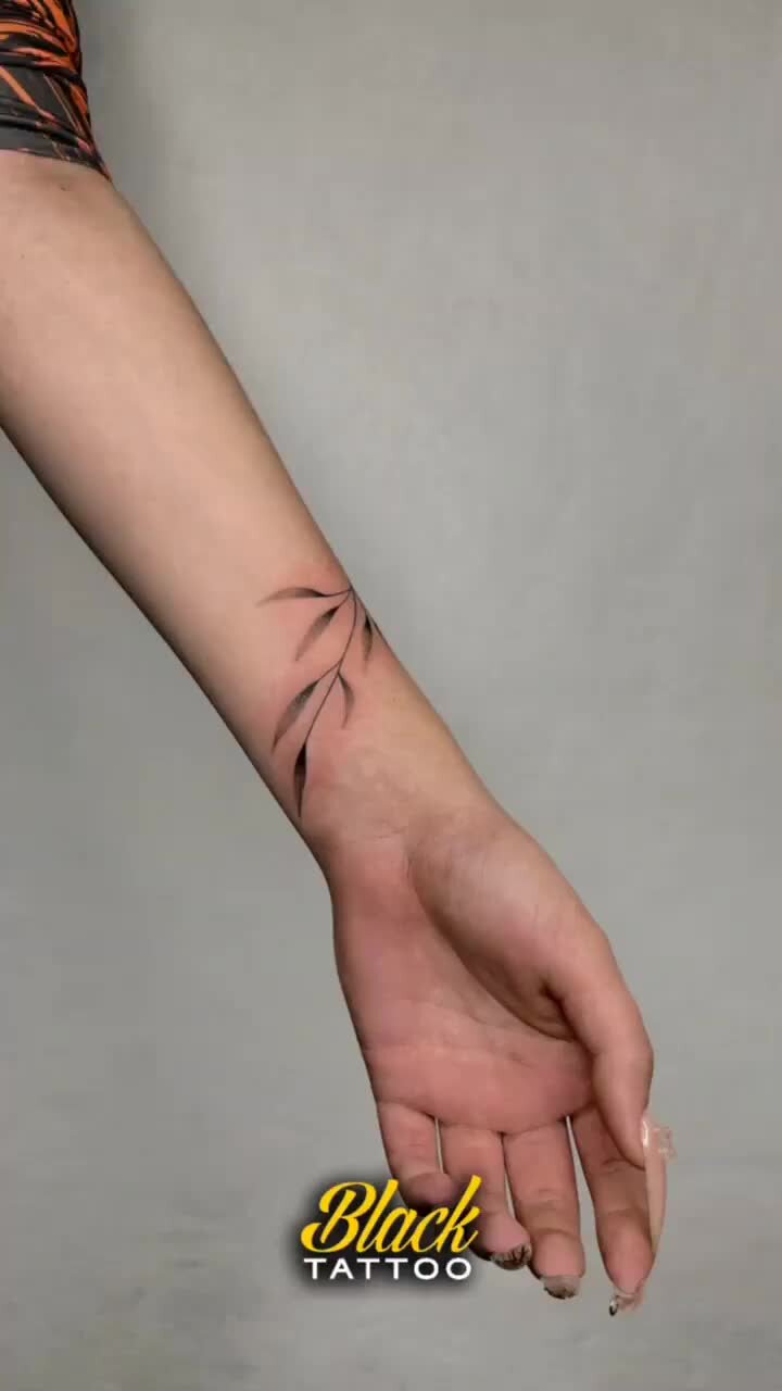 оригинальные тату для девушек. необычные тату на руке женские. цветочные тату для девушек. тату над запястьем для девушек. оригинальные тату для девушек на руке.