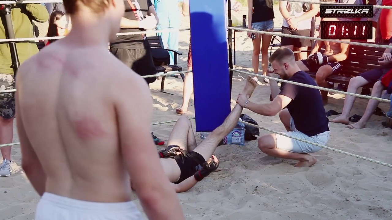 Мужик бьет льва ботинком. Как бьют мужиков видео. Как бьют мужиков видео. Как бьют мужиков видео. Как бьют мужиков видео.