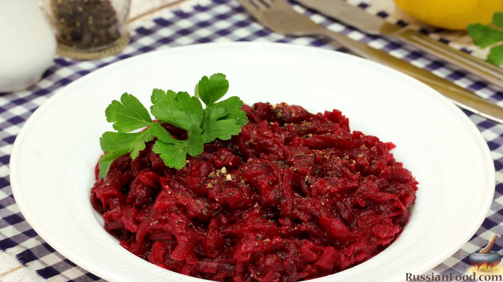 Мясо со свеклой. Свекла по корейски. Тушеная свекла с чесноком на сковороде. Тушеная свекла. Тушеные свекольные листья.