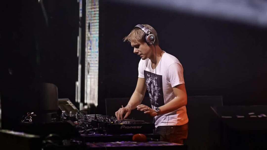 Yama armin van. Армин Ван бюрен. Диджей Armin van Buuren. Armin van Buuren Live 2007. A State of Trance креатив девушки.