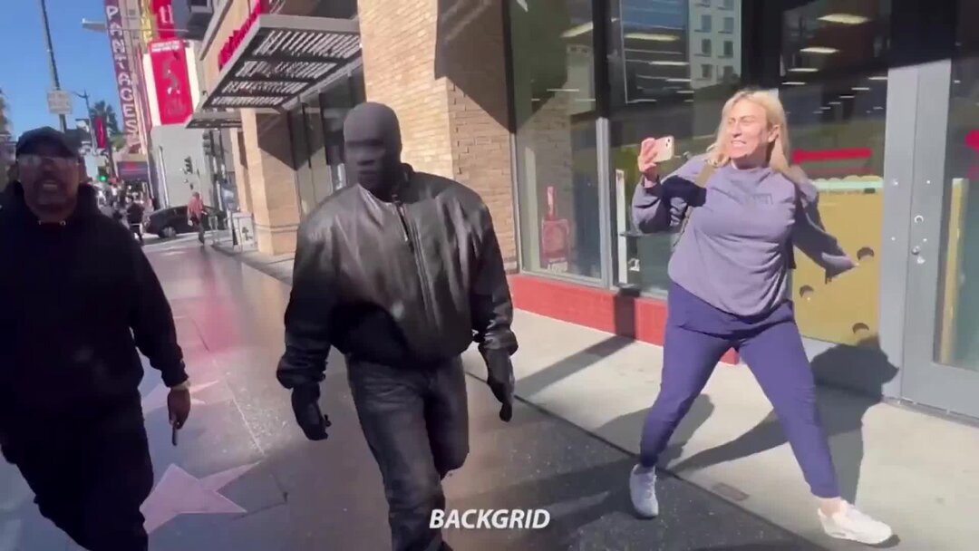 мама учит ребёнка правилам безопасноит. в постели с двумя. как разнообразить отношения. предложил свою жену.