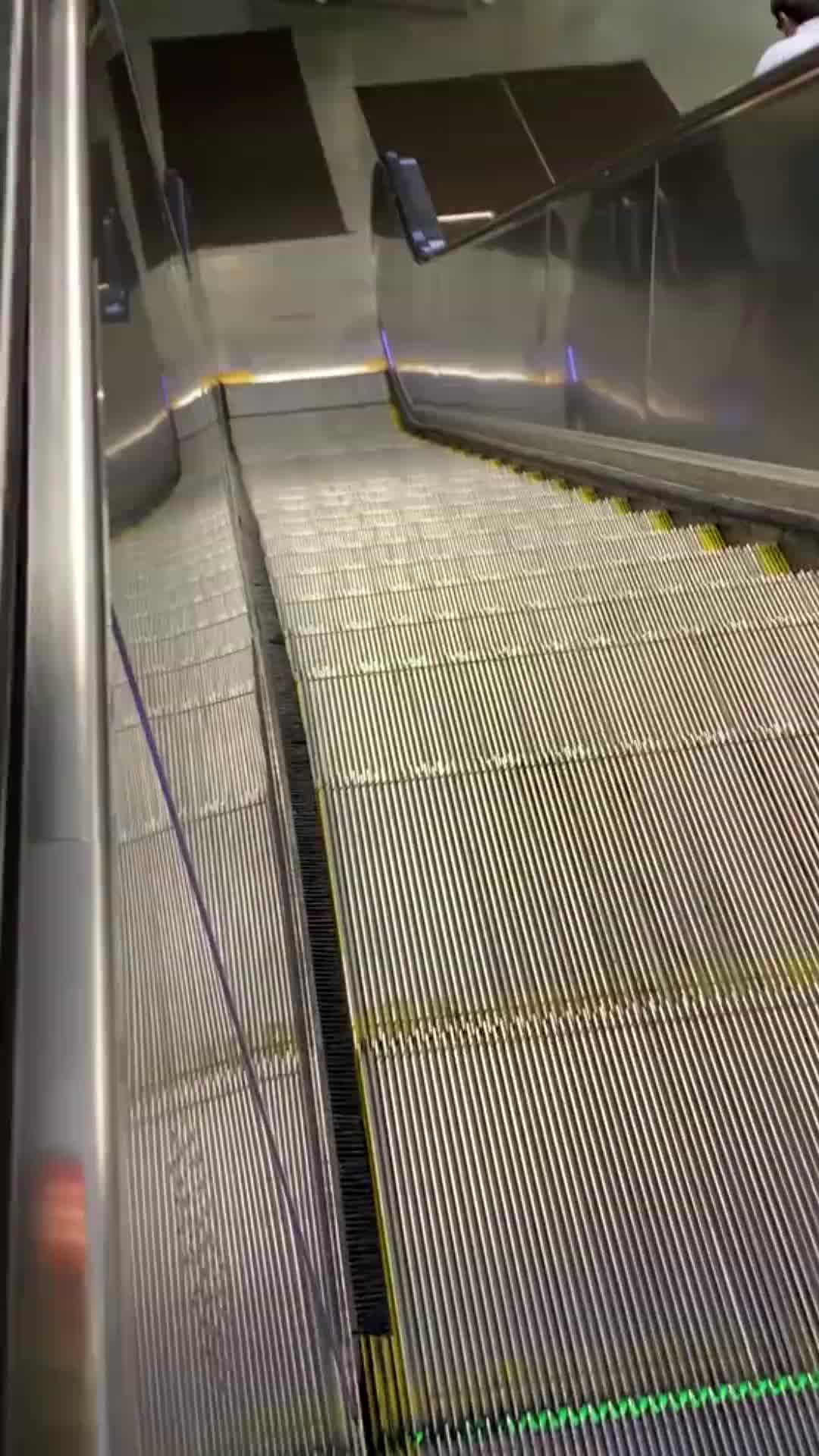 Volvo 50 эскалатор. Траволатор эскалатор эскалатор. Эскалатор без поручней. Эскалаторы двигаются. Лестница эскалатор.