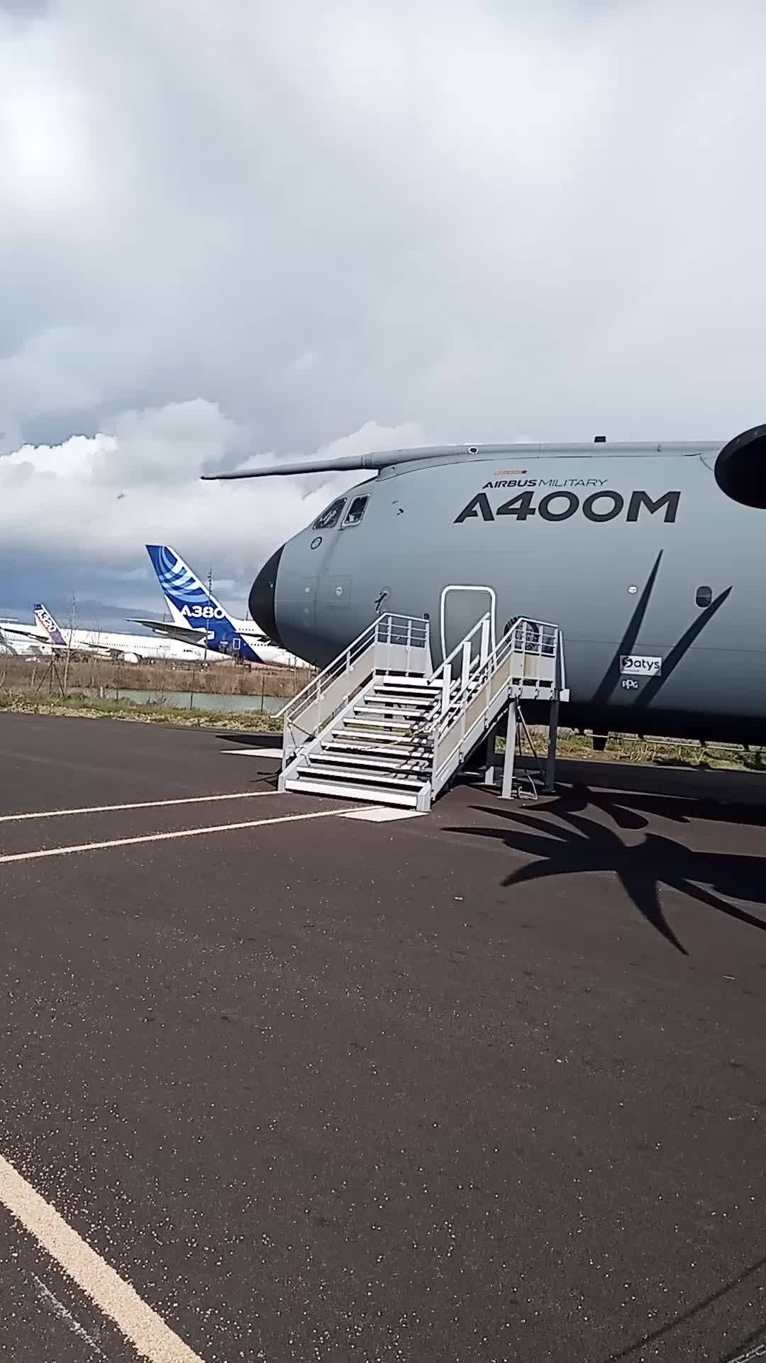 Лега свик самолеты клип. Музыка в самолете. Танир. Леша свик самолеты. Музыка под самолет.