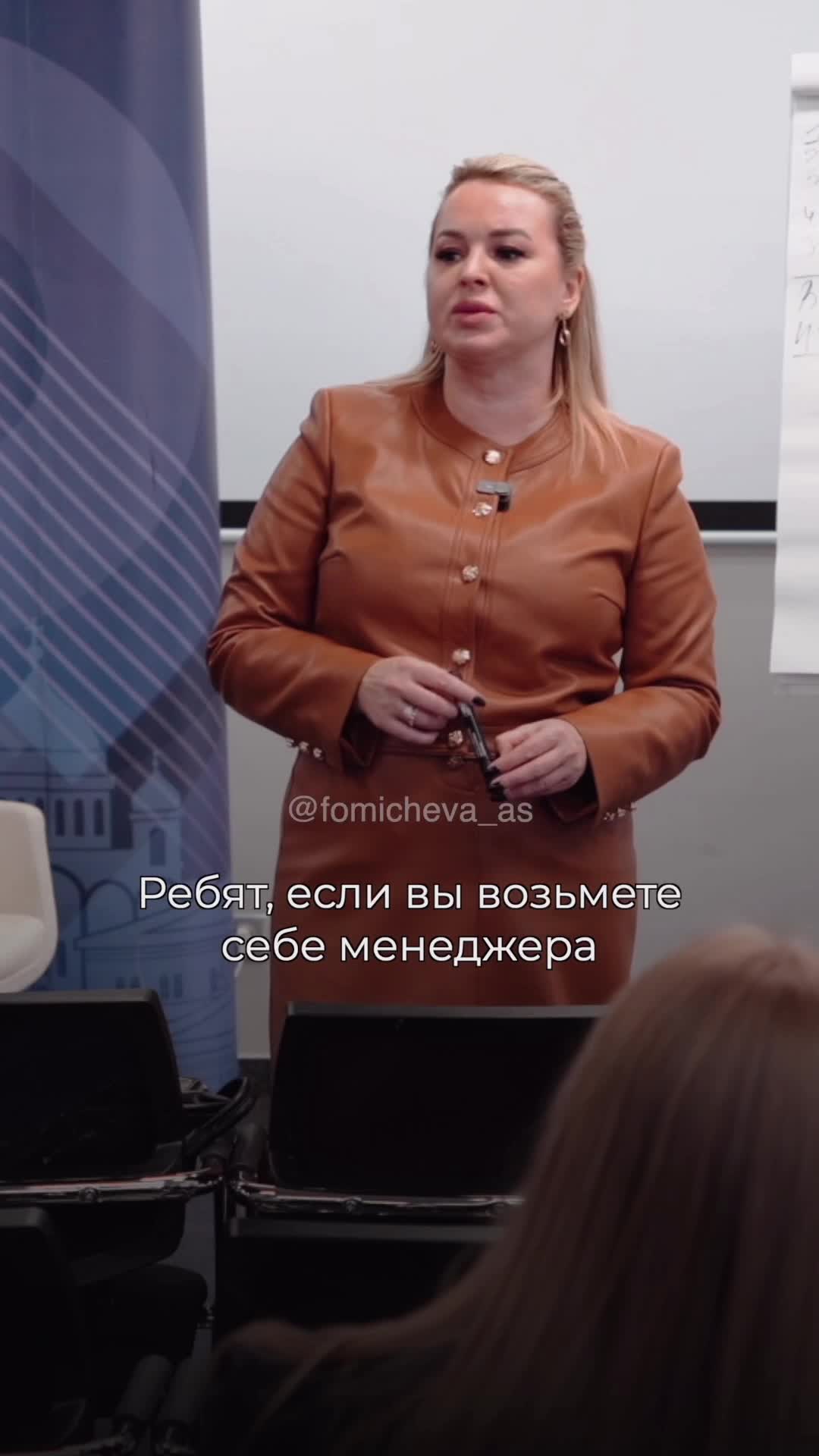 менеджер со знанием языка. молодой специалист. офис менеджер секретарь. переводчик женщина. менеджер со знанием языка.