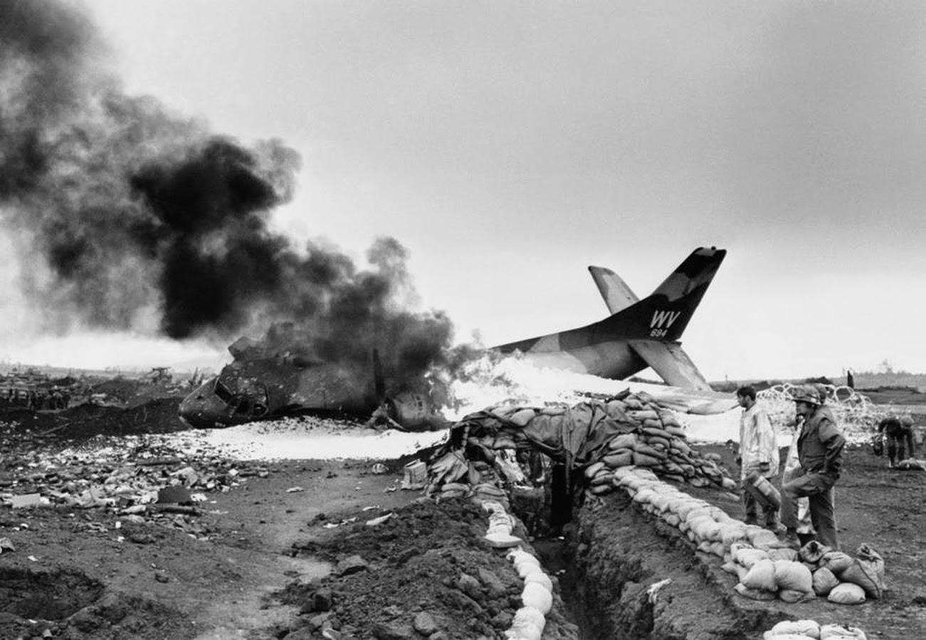 Bombing scene. Подбитый Фантом во Вьетнаме.