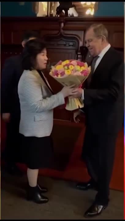 Скорпион с розой тату эскиз. Сердце скорпиона. Скорпион с розой. Скорпион дарит цветы. Композиции из цветов в виде скорпиона.