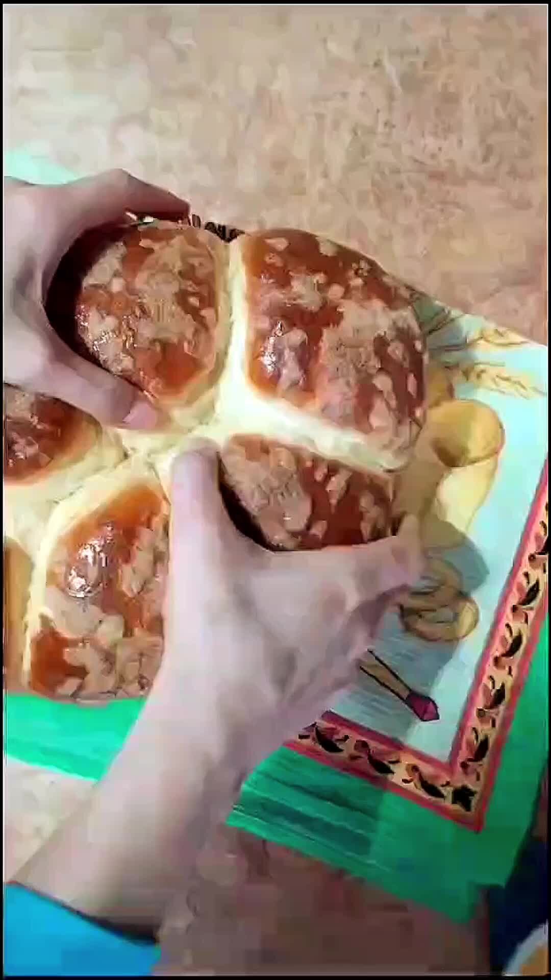 сдоба бриошь. пышные булочки. высокорецептурная сдоба. пышная румяная булочка. сладкие булочки воздушные.