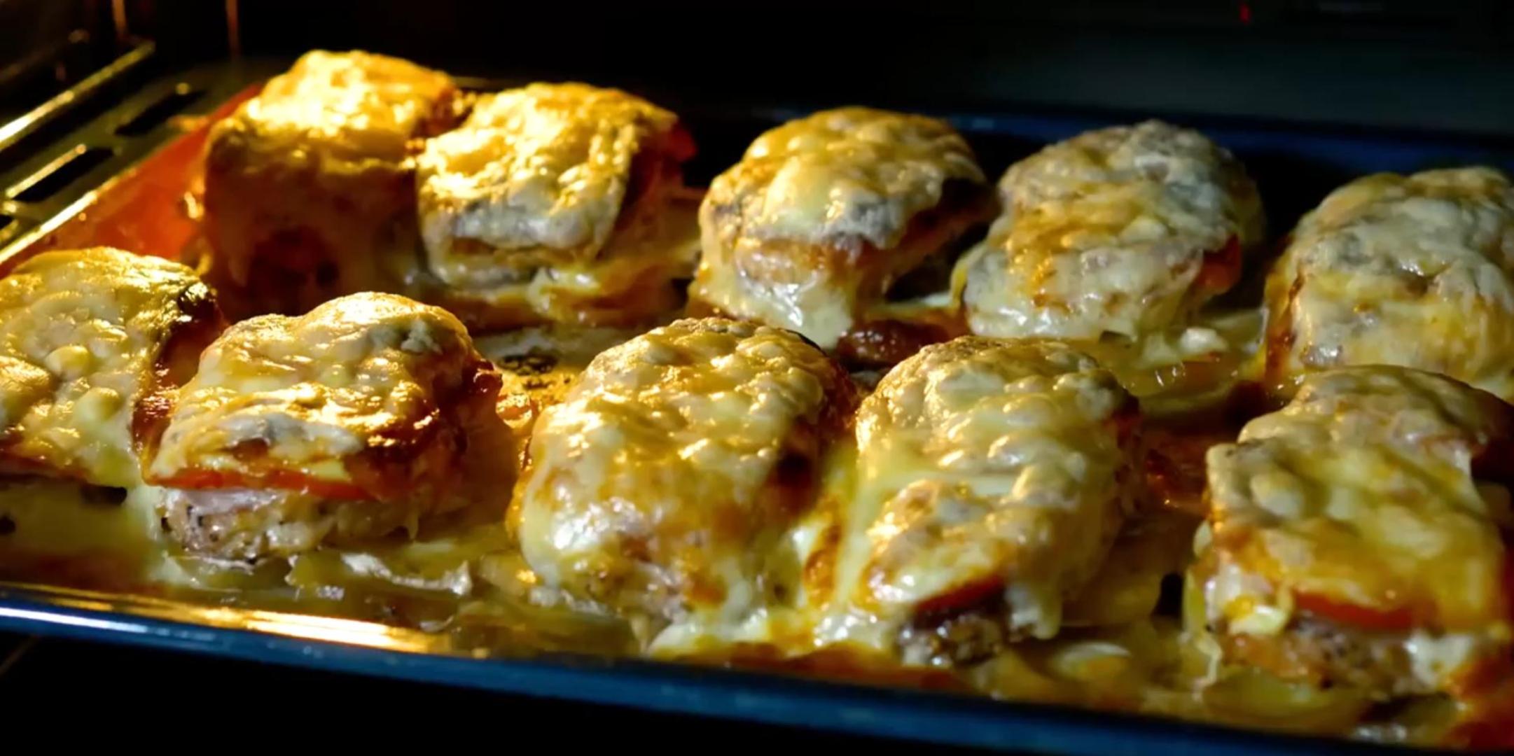 эскалоп из свинины в духовке. мясо под сыром. мясо с помидорами и сыром в духовке. свинина под сыром. свиная гармошка в духовке с сыром и помидорами.