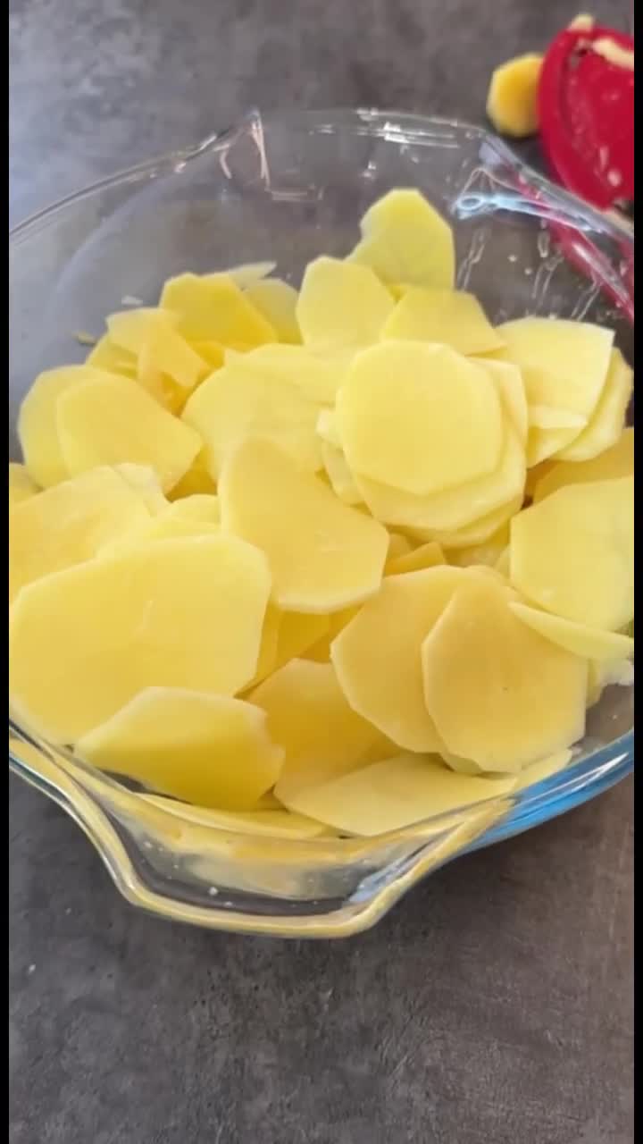 Картофель нарезанный тонкими ломтиками. Картошка нарезанная кубиками. Картошка порезанная ломтиками. Порезать картофель дольками. Картошка в кастрюле.