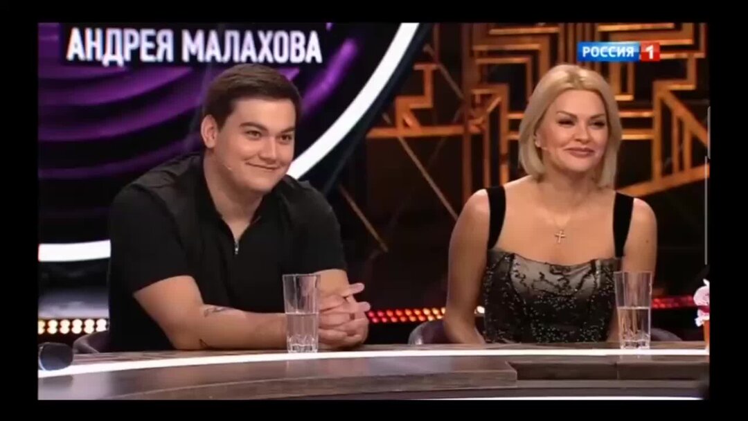 одинарные каменные подсвечники. зажженная свеча. огоньки в окнах домов рисование. домики с этажами задания для детей. зимний фонарик.