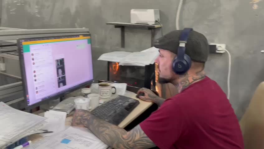 адаптация на новом рабочем месте. корпоративные видеоролики. работник офиса. офис с сотрудниками. приколы в офисе.