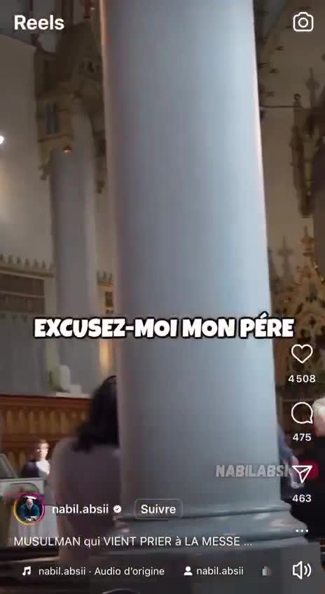 заходим в храм и ставим свечи в висках.