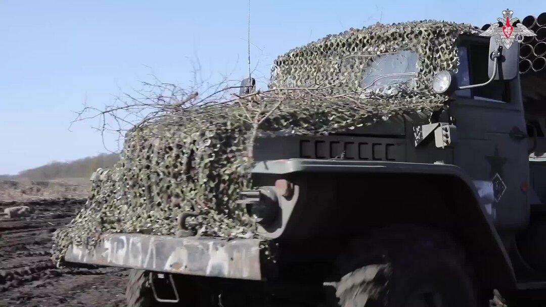 Накрыло плотно. Картинка загорелся телевизор. Холодная ночь окутала местные поля плотным туманом. Картинки чтобы укрыть человека. 2023.