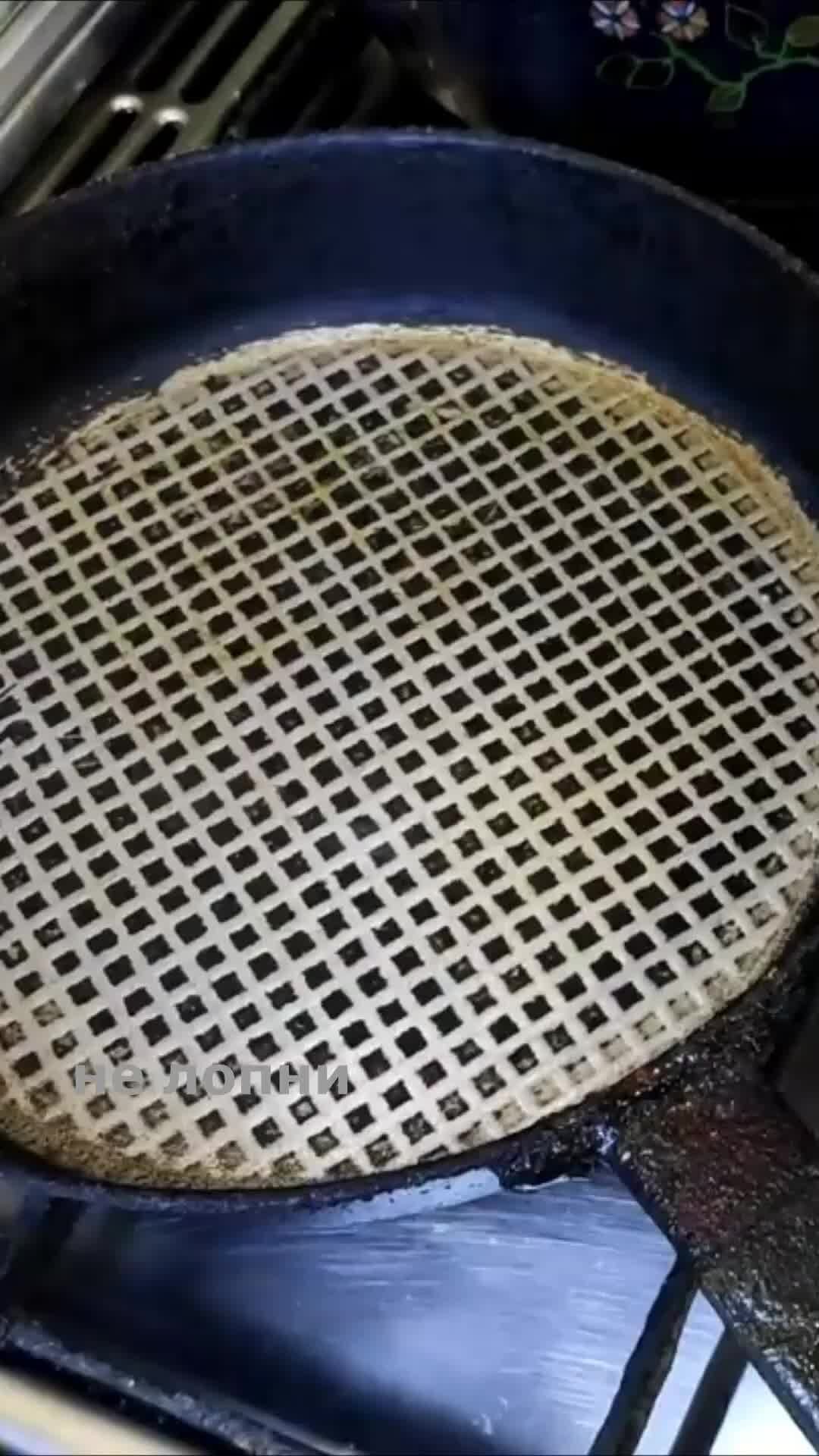 Масло для жарки какое лучше. Раскалённое масло. Масла для жарки полезные. Наливаем масло на сковороду. Сковородка с маслом.