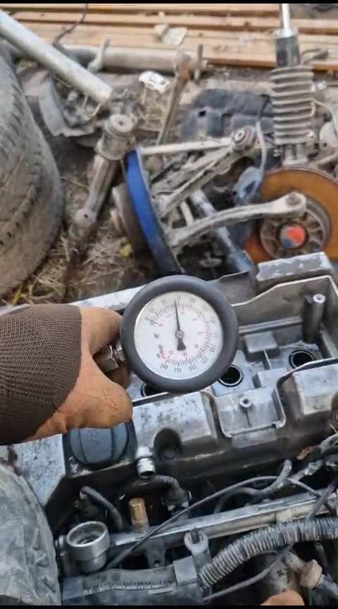 Компрессия скутера 2т. Компрессия скутера 4т 50сс китай. Замер компрессии на хонда дио 27. Компрессия в двигателе. Компрессия двигателя скутера.