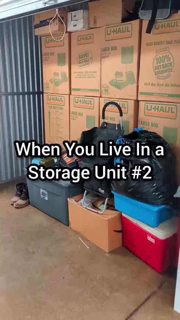 Ботинки для мальчика. Ребенок завязывает шнурки. Видео где одевают мальчиков. Модные мальчики. Мальчик в детском саду.