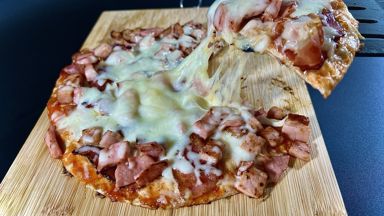 пицца в духовке. пицца на противень в духовой печи. пицца домашняя в духовке. что нужно для пиццы в духовке. пицца на противне в духовке.