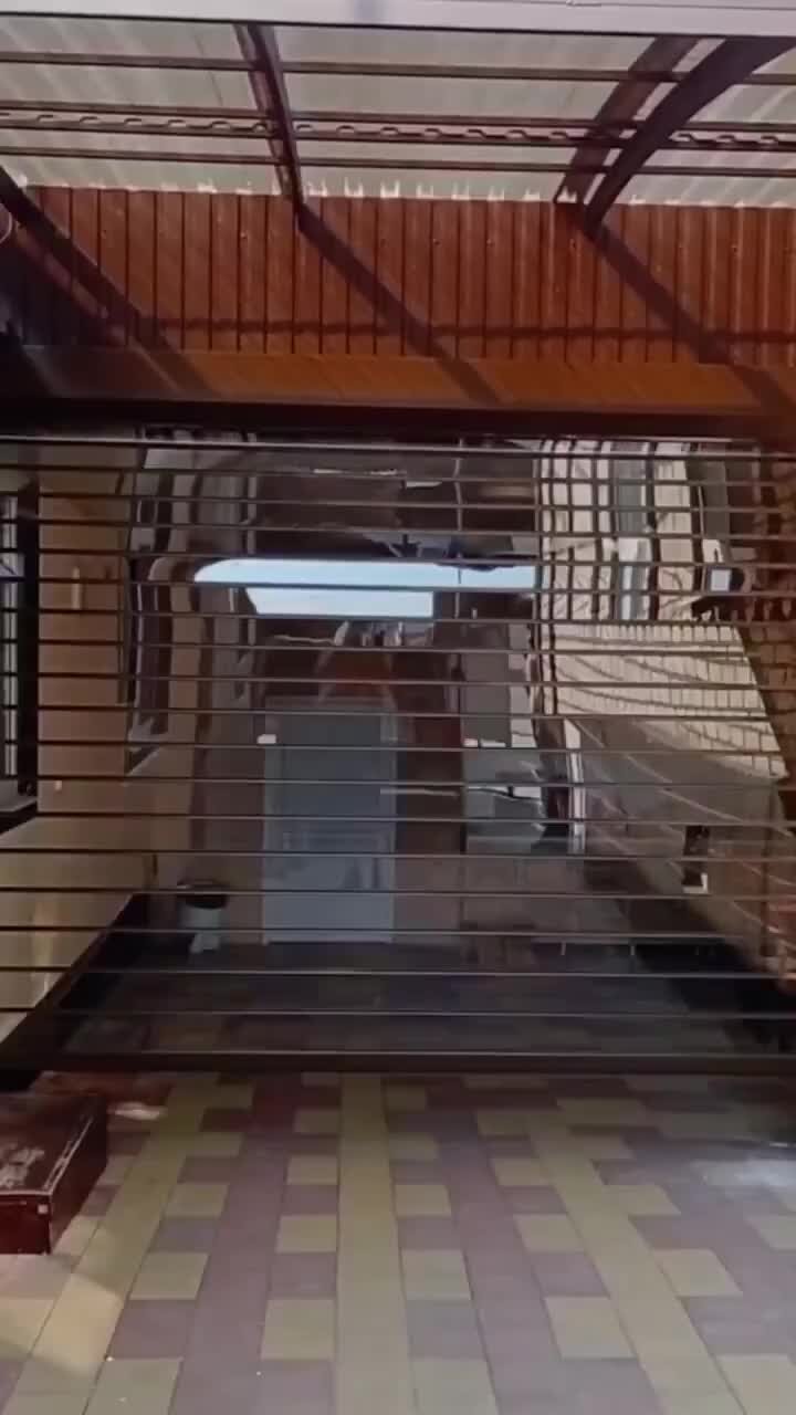 мобильный телефон под подушкой. телефон лежит. почему нельзя оставлять заряжать телефон на ночь. зарядка в сети без телефона. оставил зарядку в розетке.