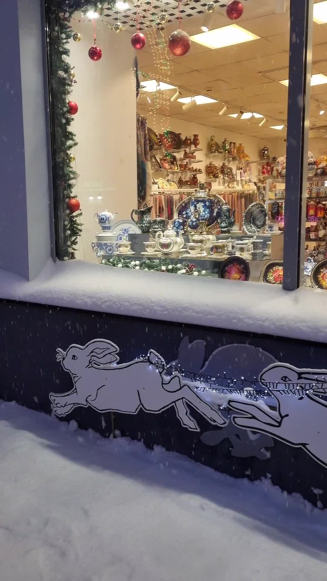 Елка в казани 2022. Иске казань новогодняя программа. Казань украшена к новому год. Новый год в городе. Кремлёвская набережная казань 2022.