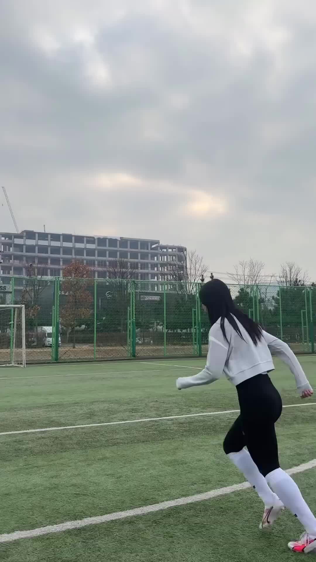 Спорт-Экспресс | Девушка забила гол удивительным ударом от перекладины ⚽️ | Дзен