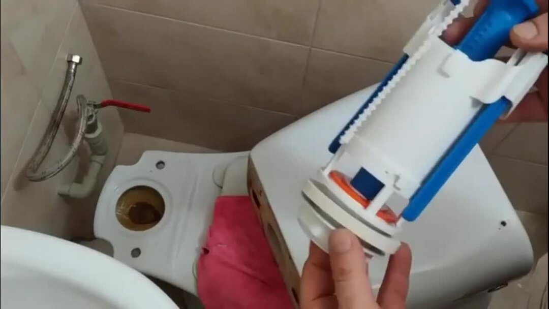 Монтаж бачка унитаза