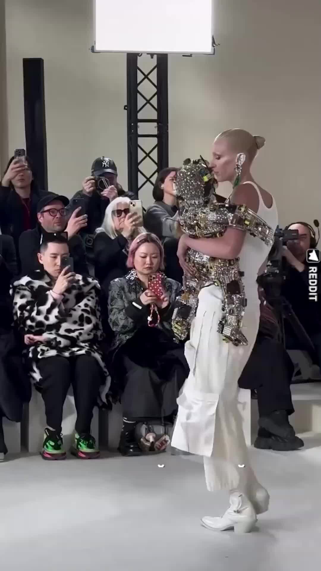 Песня аксессуар. Стильные украшения для женщин. Песня аксессуар. Гитара на прозрачном фоне для лого. Иконки музыкальных инструментов.