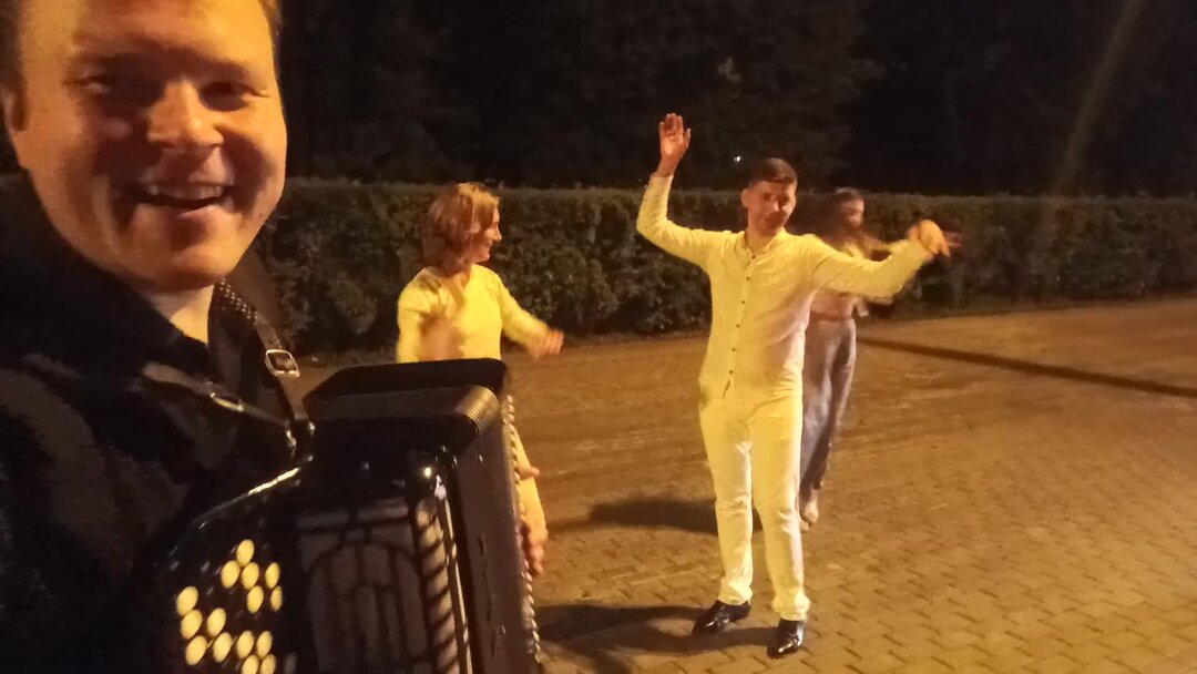 певицы танцующие и поющие. селена гомес на концерте. бейонсе 2000. ариана гранде на сцене 2020. певицы танцующие и поющие.