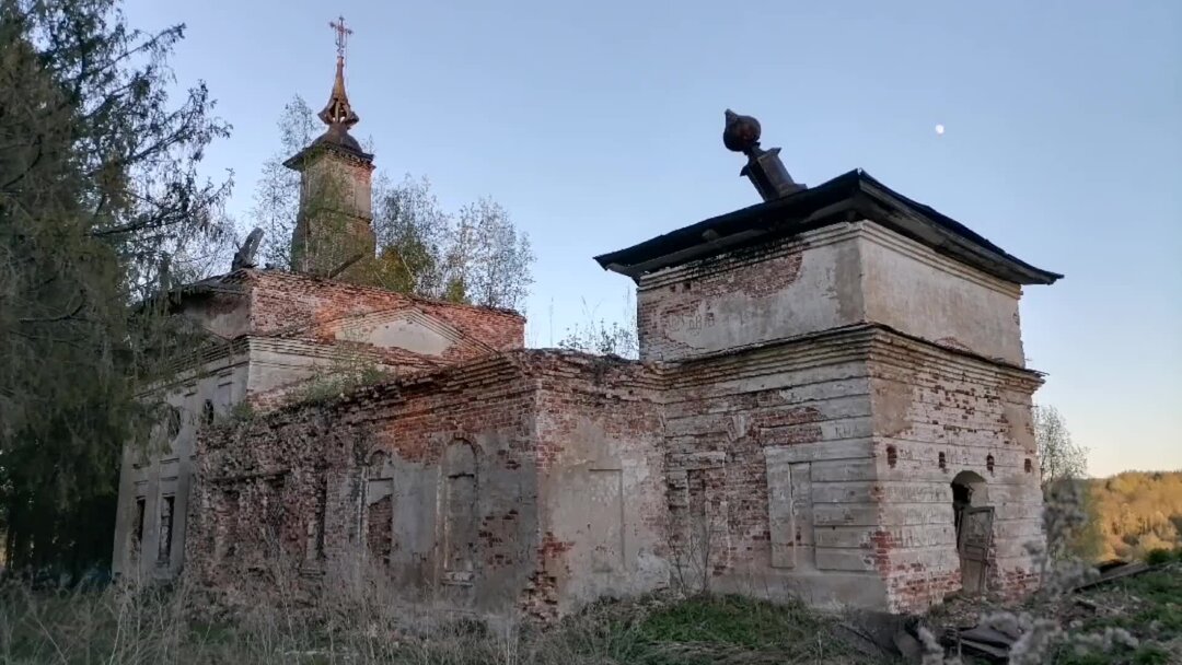 Каменная разрушенная Церковь в Вологодской области