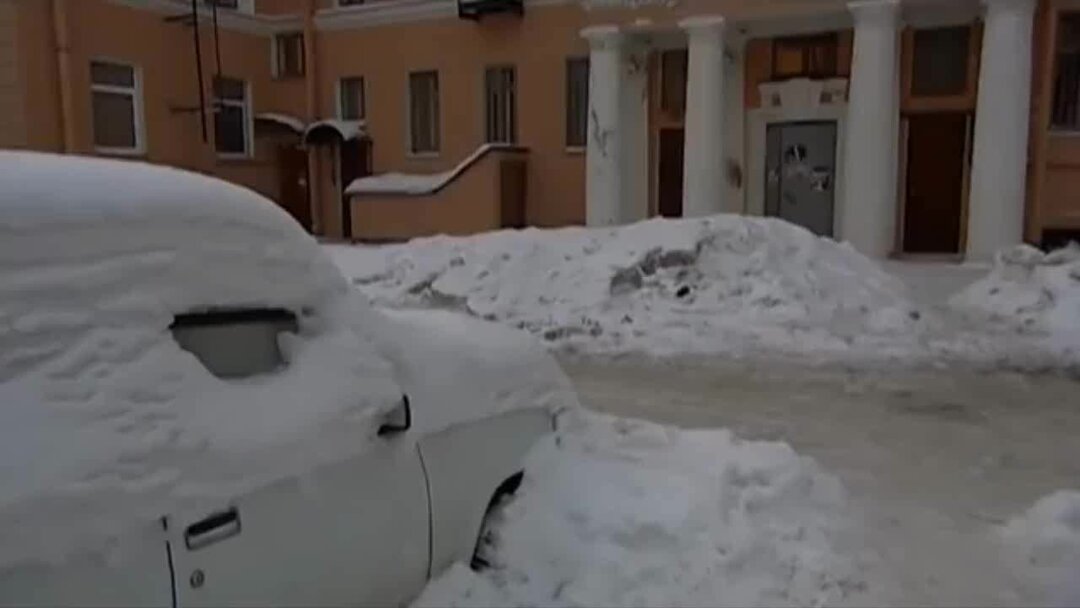 белый задумчивый снег. блондинка в платке. белый задумчивый снег. снег за окном. белый задумчивый снег.