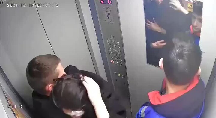 Она живет во мне. Она цитаты. Девочки любят хулиганов. Все очень сложно происходит у людей казалось. Счастливая девушка.