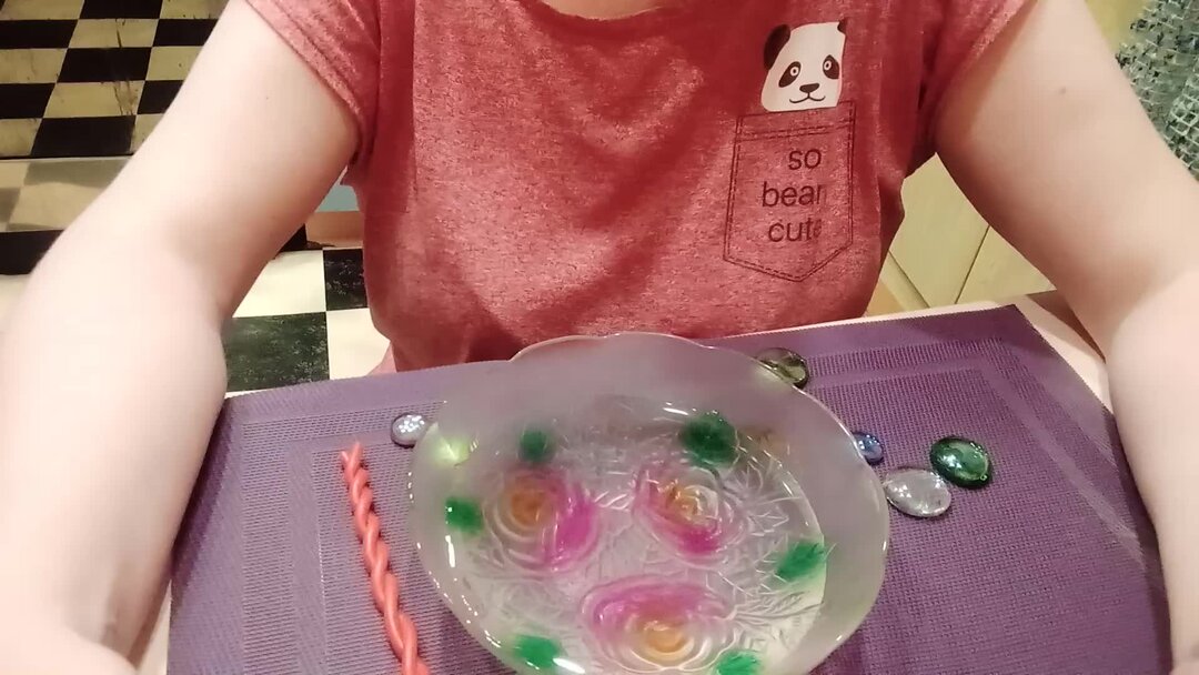 Человек подтягивается на турнике. Подтягивание на переклад. Спортсмен с сигаретой. Мешает ли. Подтягивания нейтральным хватом.