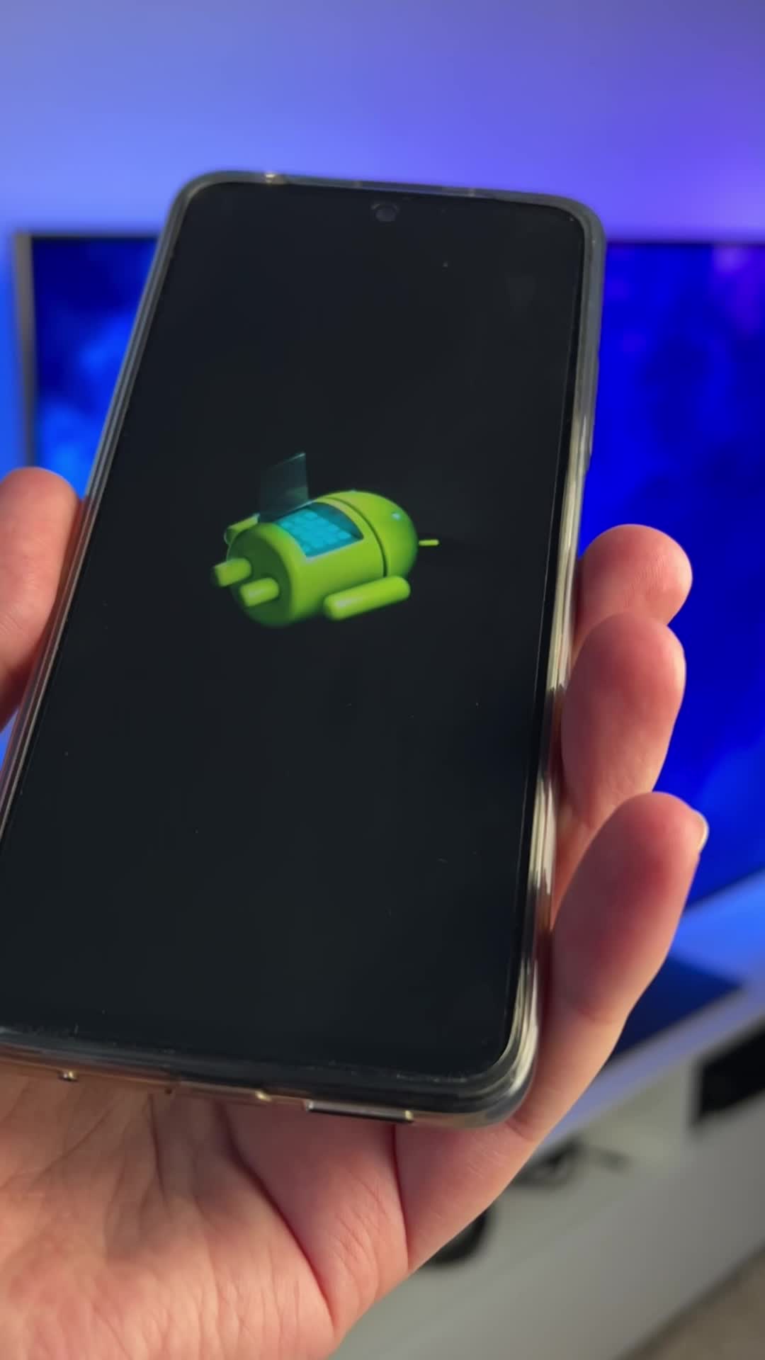 человек с телефоном. большой телефон завис. гигантский сотовый телефон. самый большой телефон. зависание смартфона.