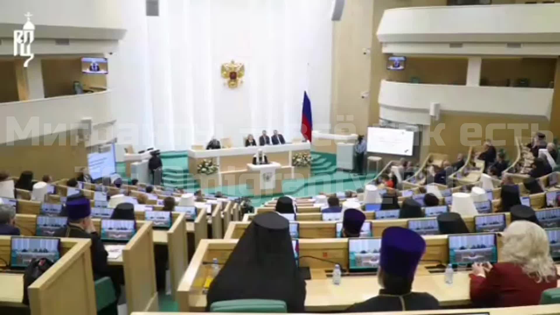 Зачастую не замечает. Прекрасное в мелочах. Наблюдать со стороны. Зачастую не замечает. Девушка ждет.