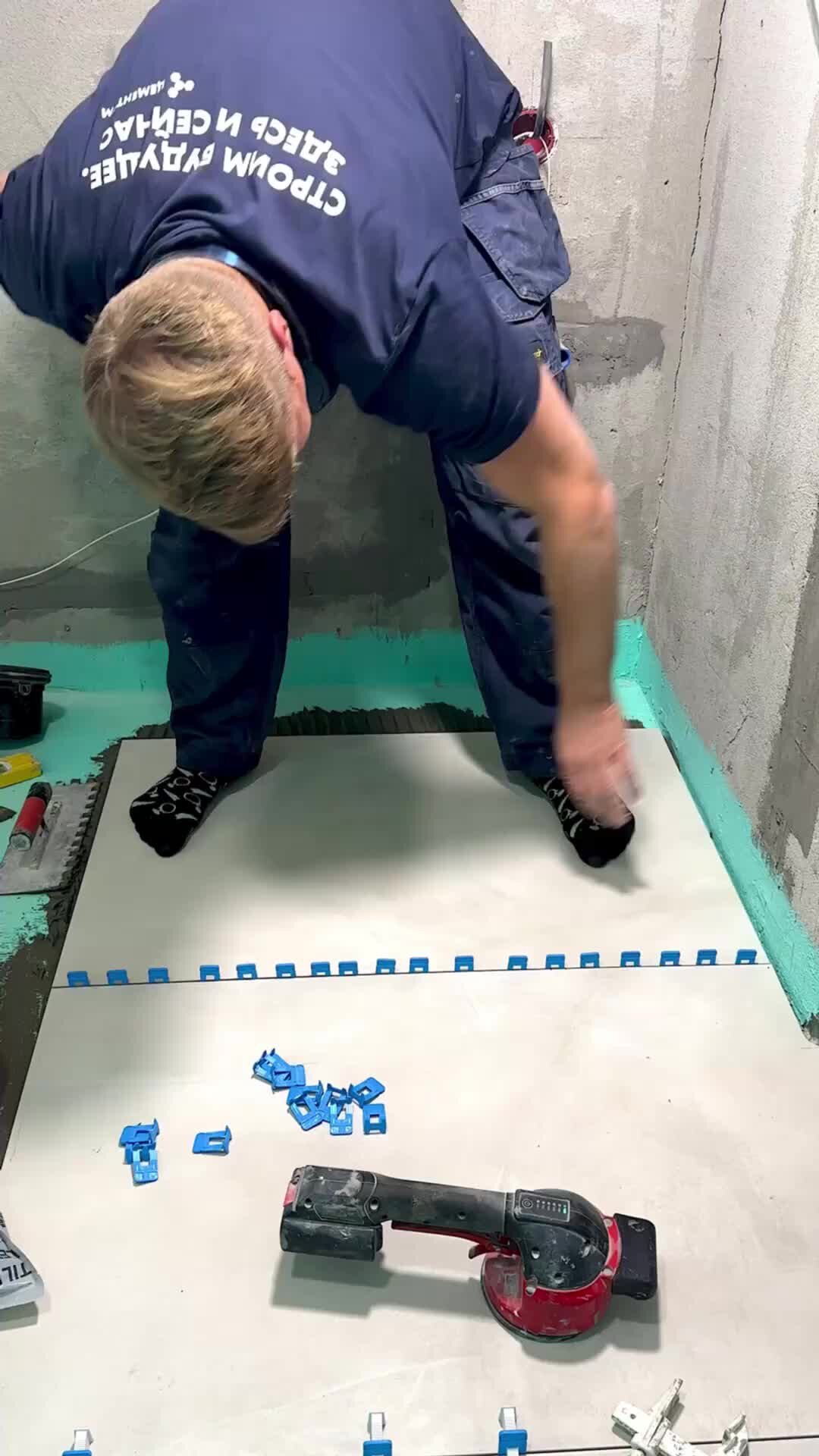 мастер кафельщик. укладчик плитки. плиточник. облицовщик плиткой. укладка плитки мастер.