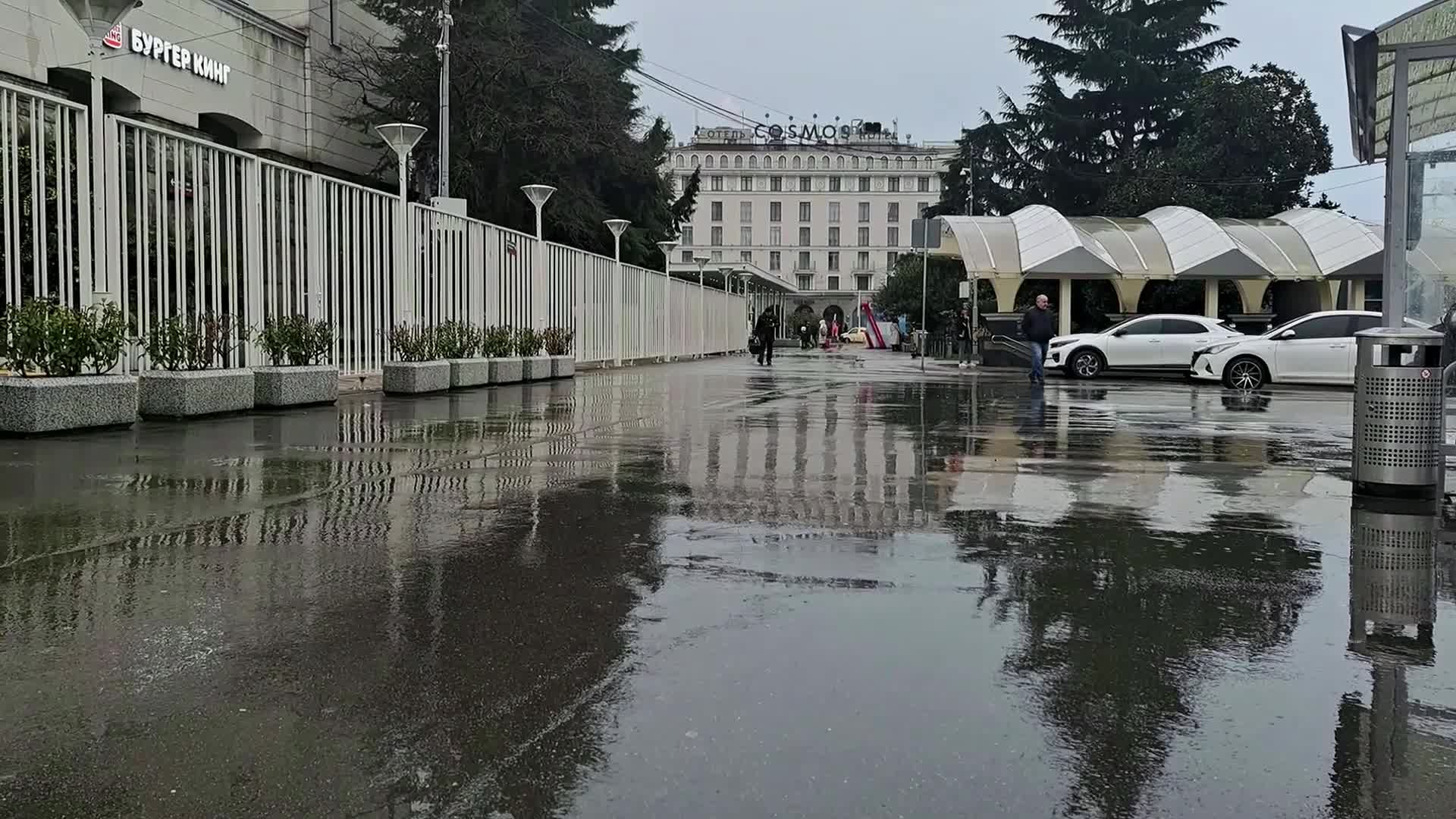 Дождь в сочи. Сочи ливень улицы затопило. Куда сходить в адлере с детьми в дождь. Красная поляна сочи дождь. Куда идти в сочи в дождь.