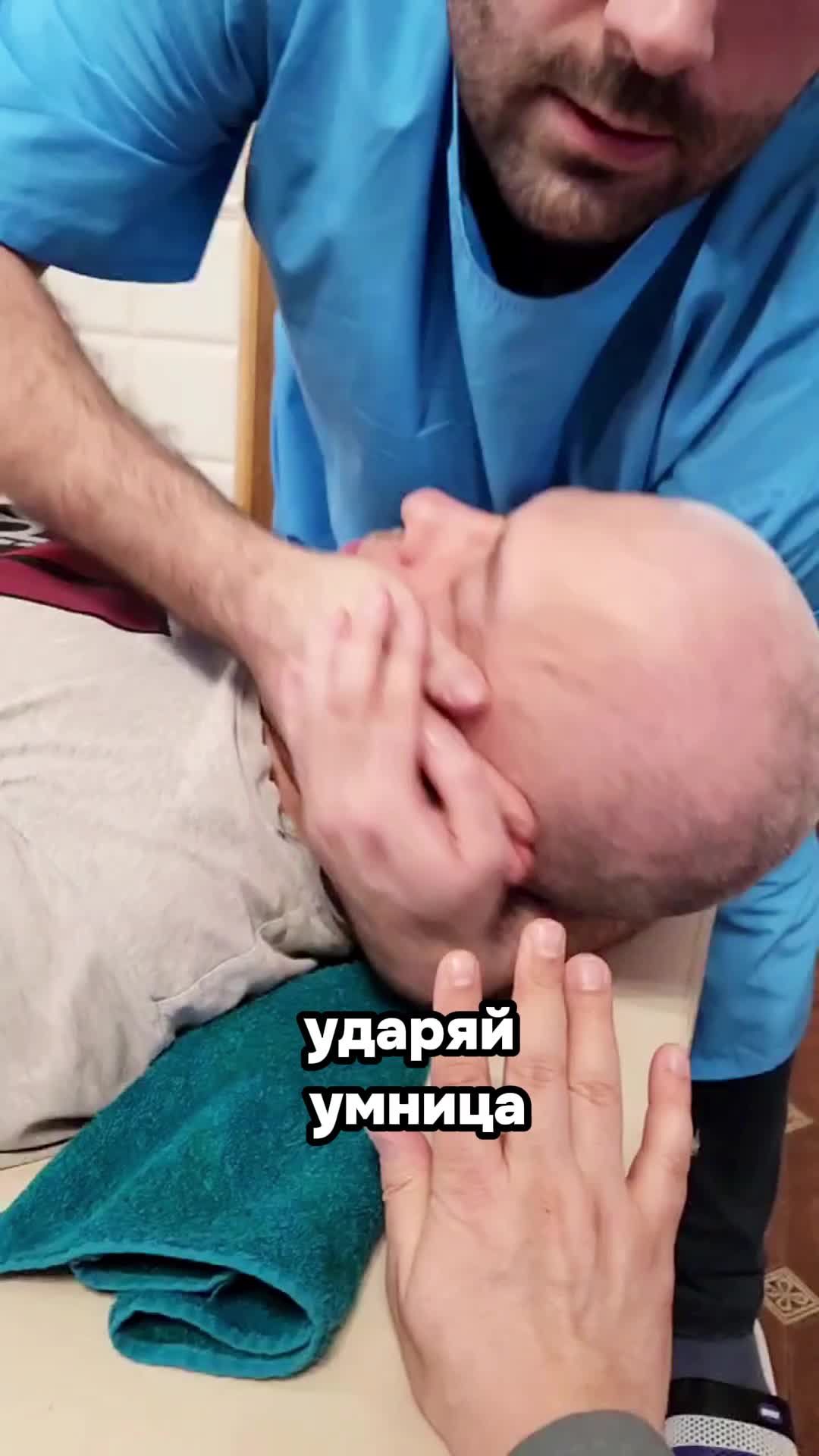 спит в офисе. мужчина с ноутбуком в кровати. сон на работе. Spy work. уснул ща рабочим месте.