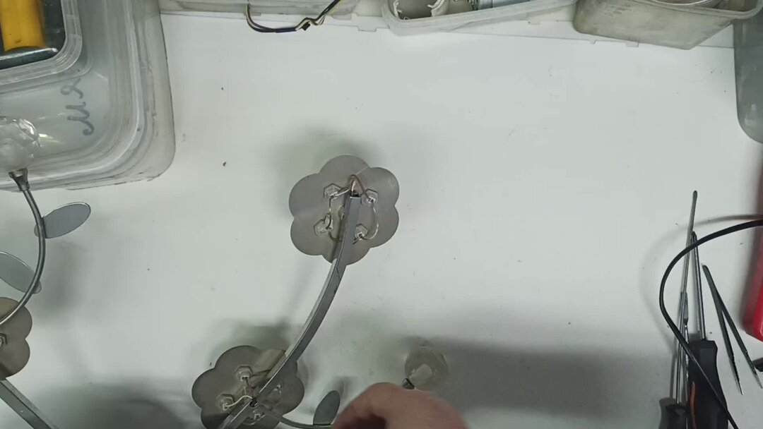 перегорела контакт в патрон. взорвалась лампа накаливания. взорвалась лампочка в люстре. диодная лампа расплавилась. взрываются лампочки в 1 цепи.