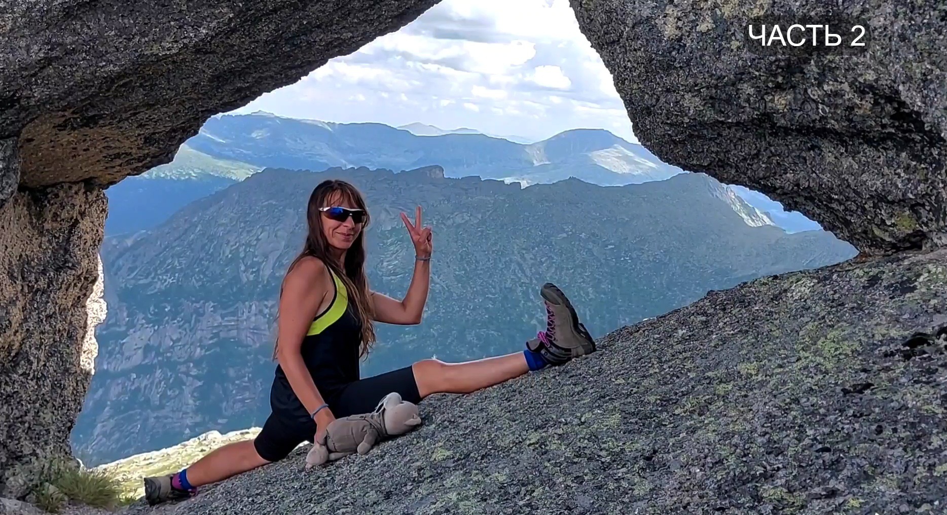 Ни облака на туманном беловатом. Ни облака на туманном беловатом. Темный туман. Японские горы в тумане. Ни облака на туманном беловатом.