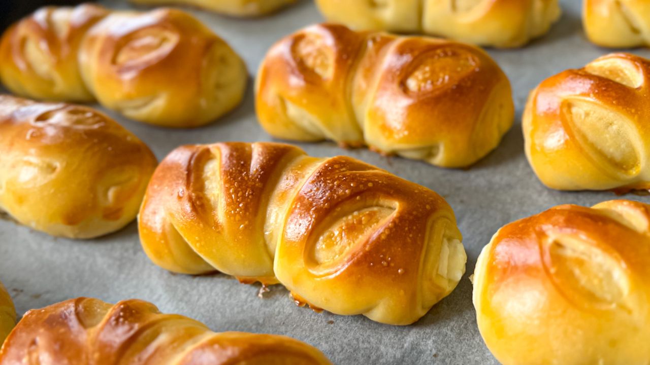 Булочки пышные и мягкие. Булочка как пух рецепт с фото. Булочка как пух рецепт с фото. Сладкие булочки воздушные. Творожные булочки как пух.