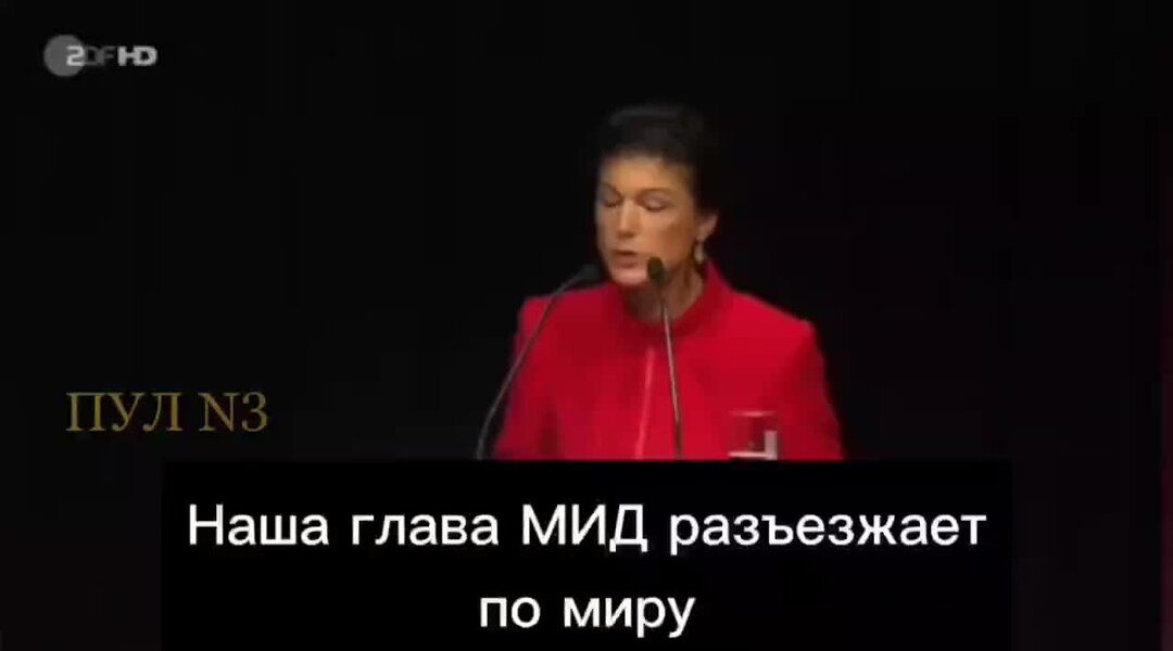 Офис с сотрудниками. Плохой сотрудник. Мужчина на работе. Лентяй в офисе. Безответственный человек.