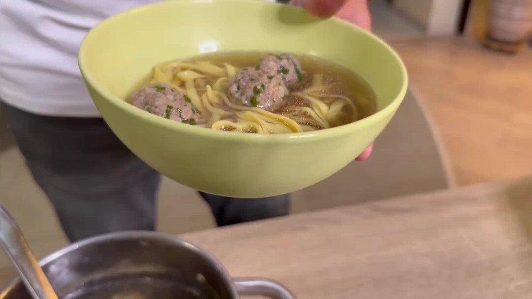 супчик с фрикадельками и лапшой. суп с фрикадельками и вермишелью роллтон. суп лапша с мясными фрикадельками (ттк3055). суп с фрикадельками и вермишелью.