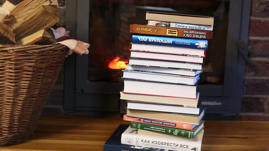 Читает книгу. Хотеться прочитать. Интерес к учебе. Чтение стихотворения. Куча книг.