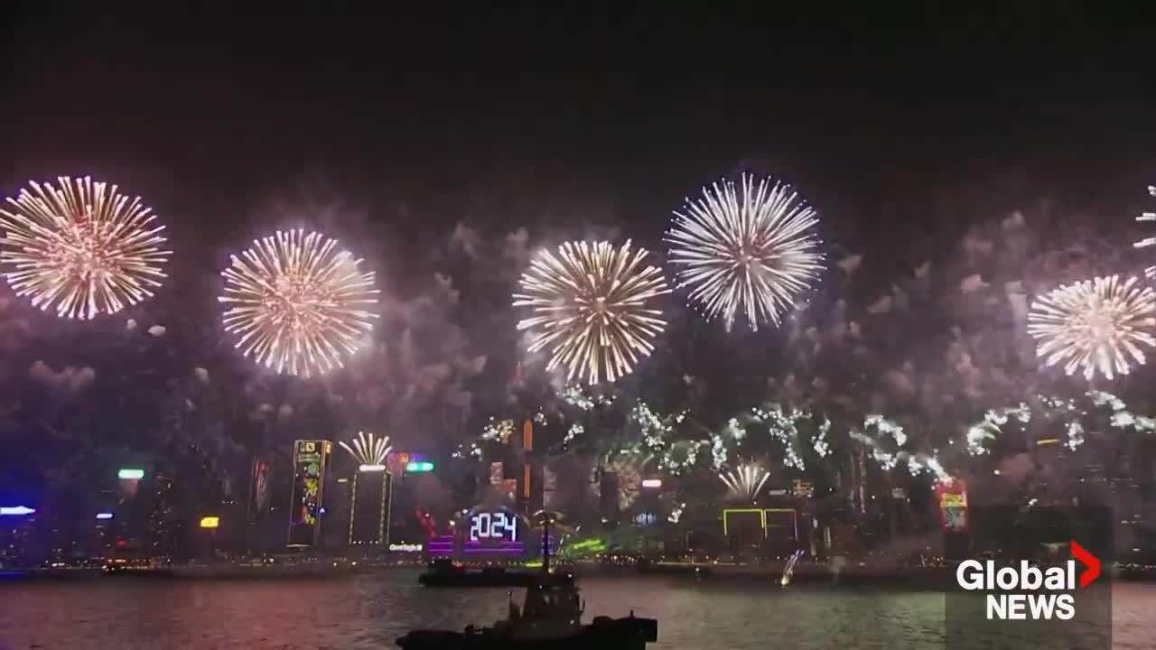 Парад фейерверков в москве. 9 мая парад салют. Братеевский каскадный парк фестиваль фейерверков. Парад фейерверков в москве. Поклонная гора в москве салют на 9 мая.