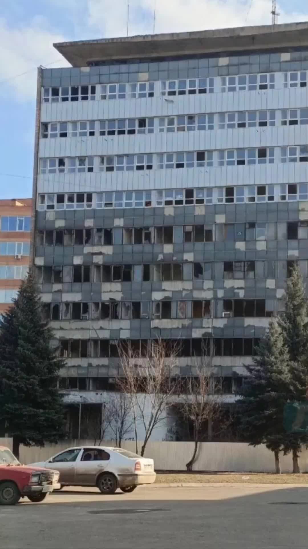 Типичный Луганск | Луганск новости. Возле центрального рынка начали  ремонтировать здание 