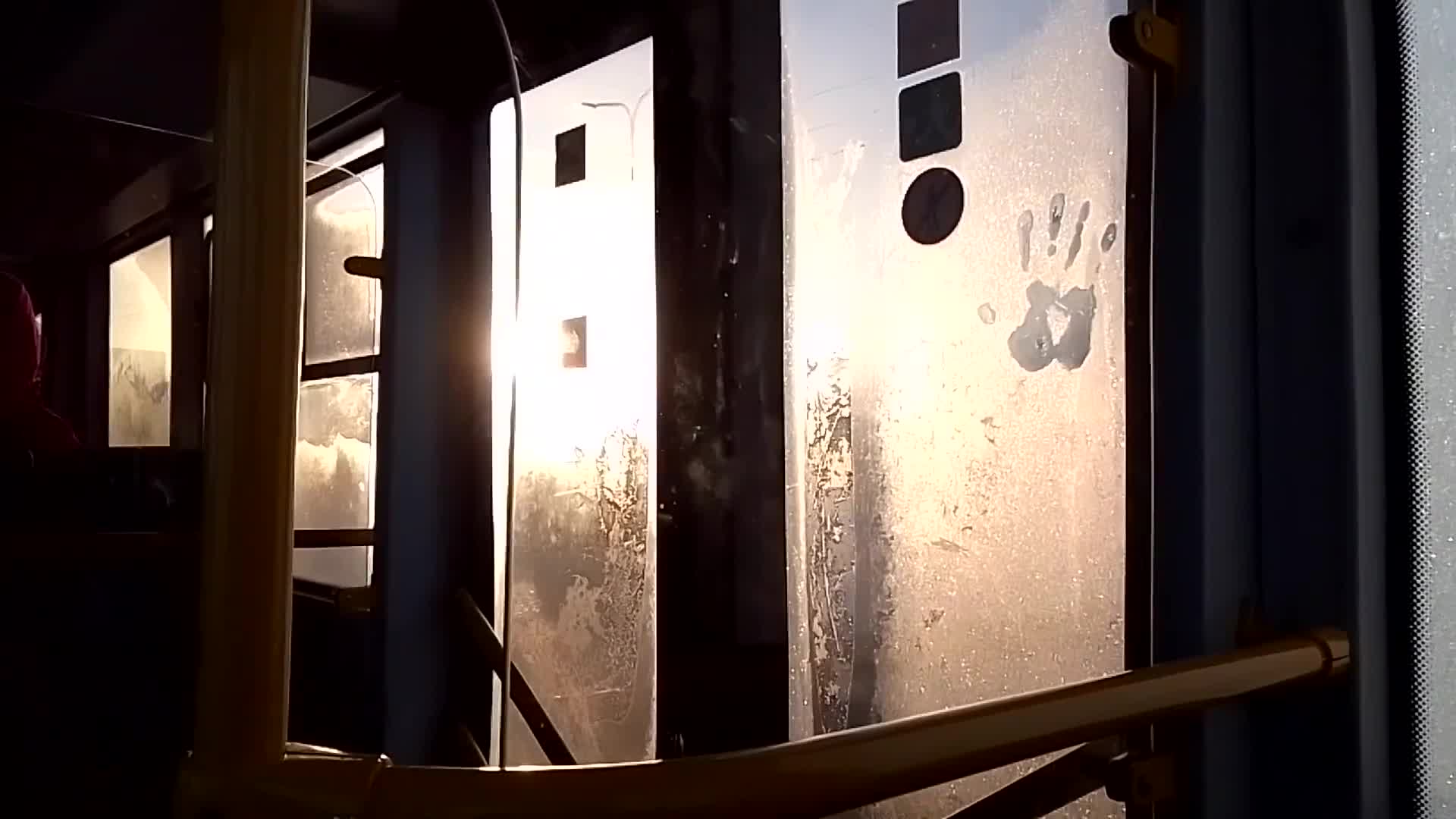 Мамочка любимая моя солнышко в окно впускает мама текст. Окно осень. Солнце светит в окно. Солнце в окошке. Солнышко на окно.