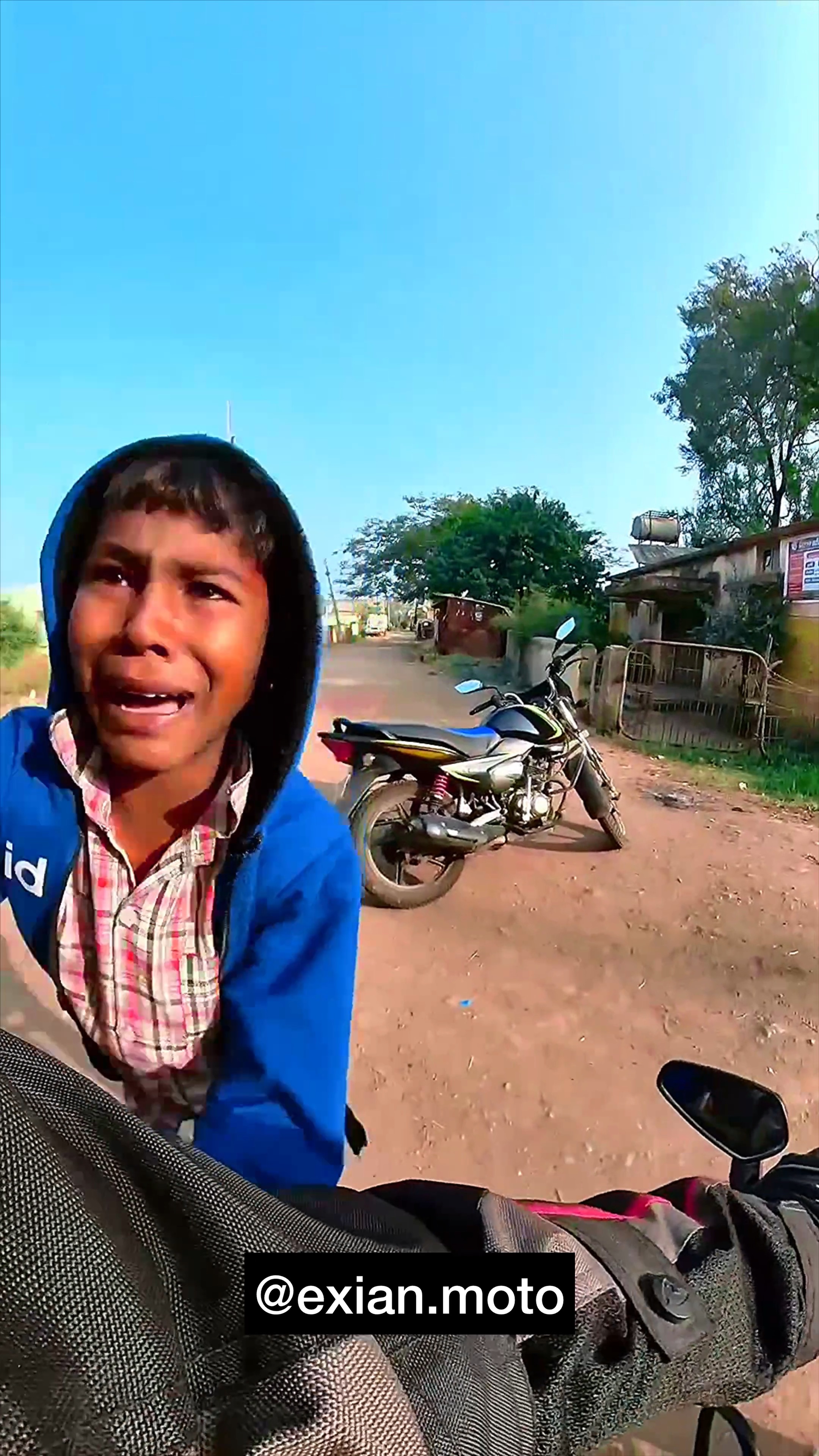 маленький мотоциклист. малыш на мотоцикле. минибайк харлей. маленькие байкеры. ребенок на байке.